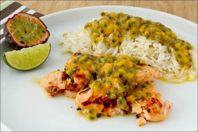 Filet de saumon, sauce aux fruits de la passion